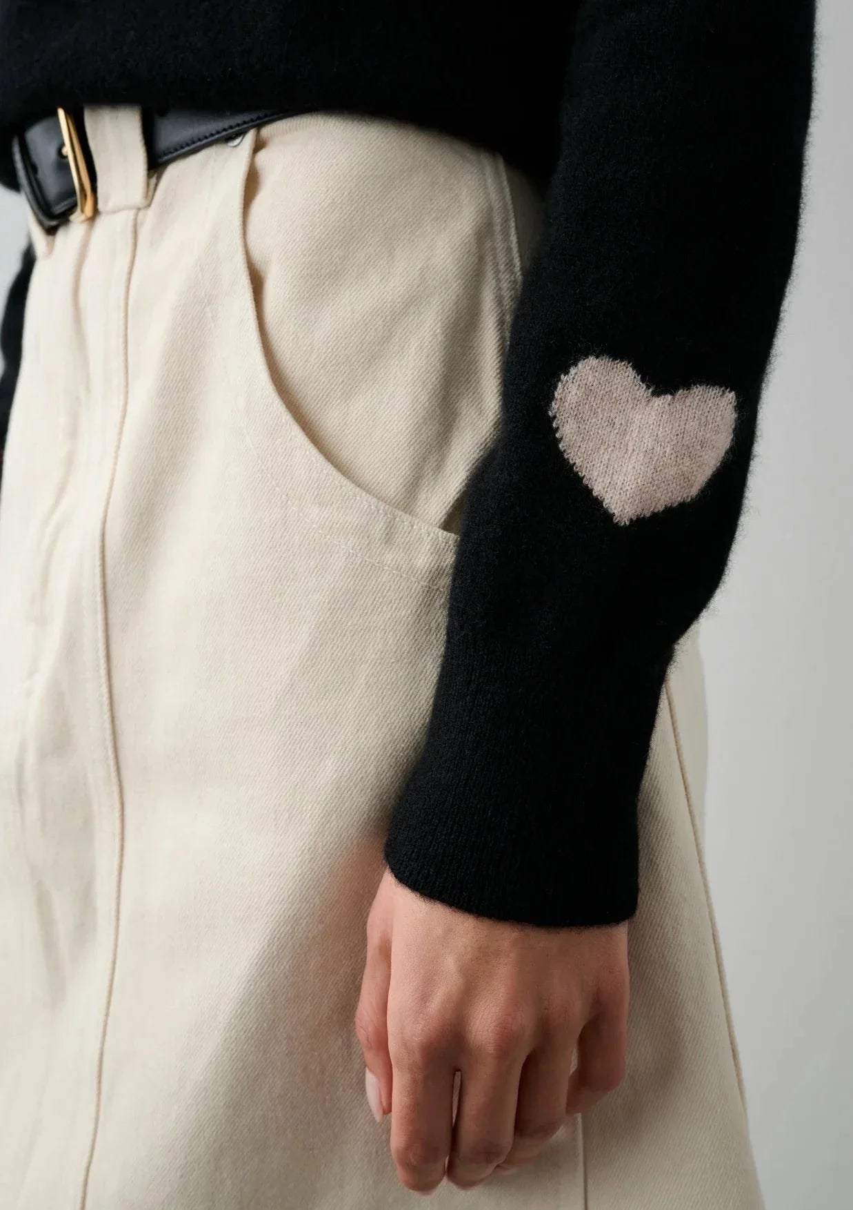 White + Warren Cashmere Heart Sleeve Crewneck Sweater - Black/Sand