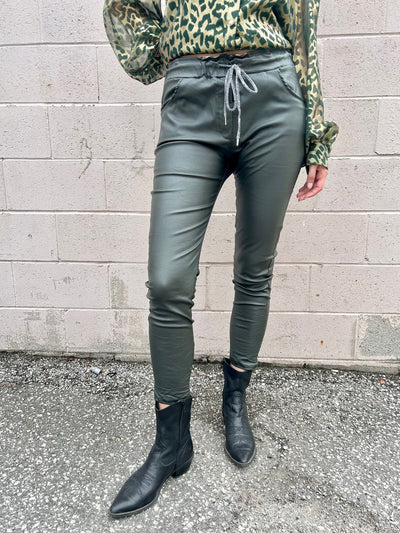 Venti Vegan Leather Jogger w Leopard Waistband Olive