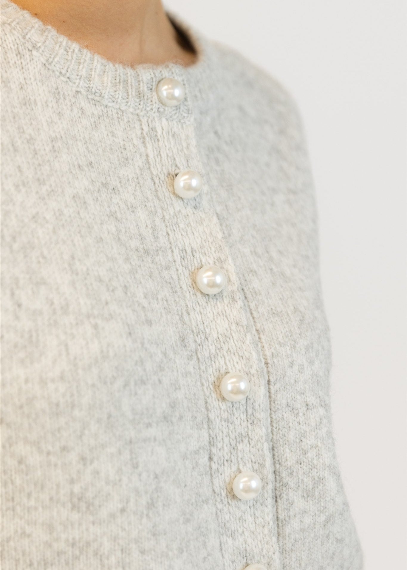 Lyla & Luxe Pearl Buttons Cardi Light Grey