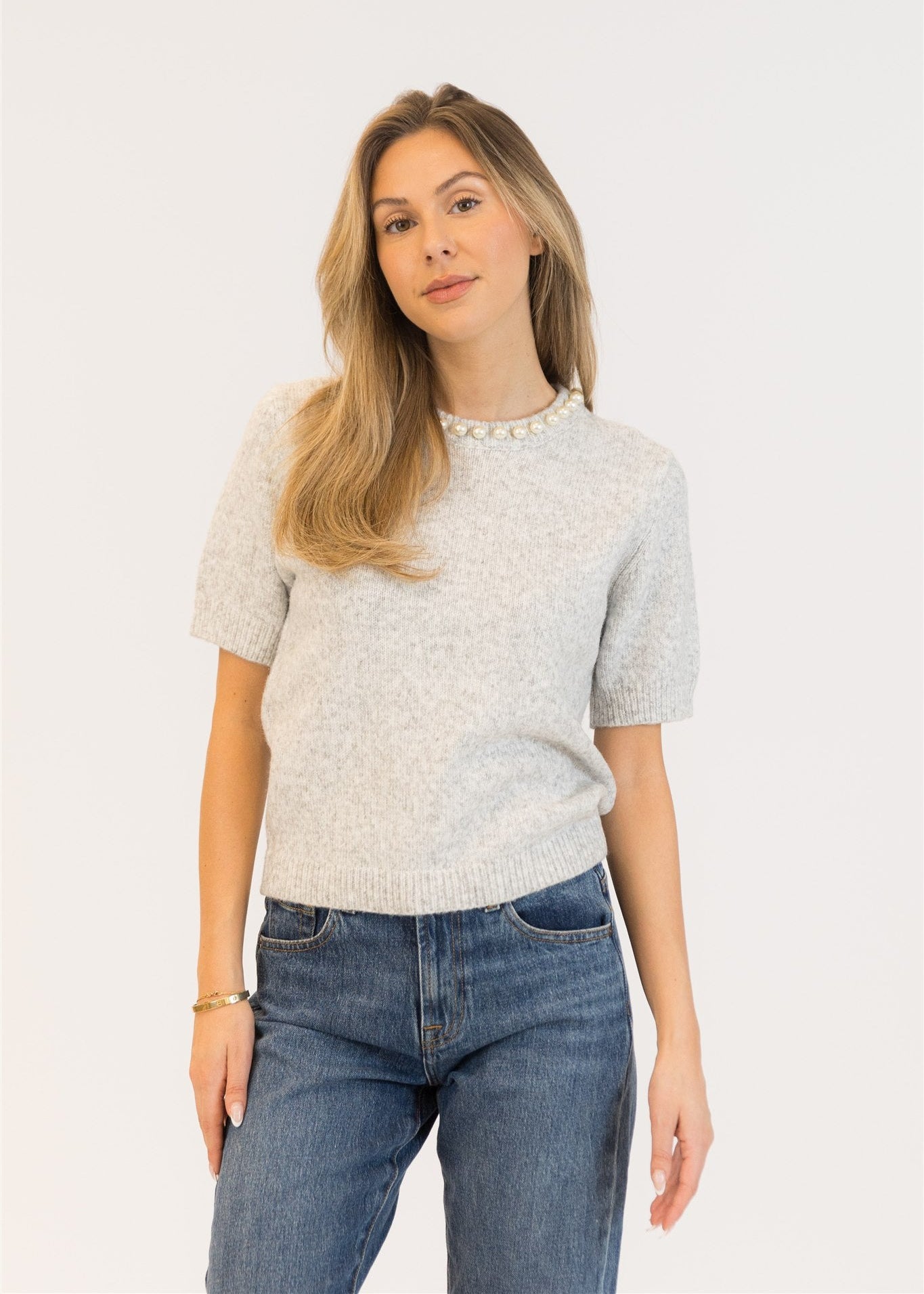 Lyla & Luxe Pearl Detail S/S Crew Neck Pull Over Sweater Light Grey