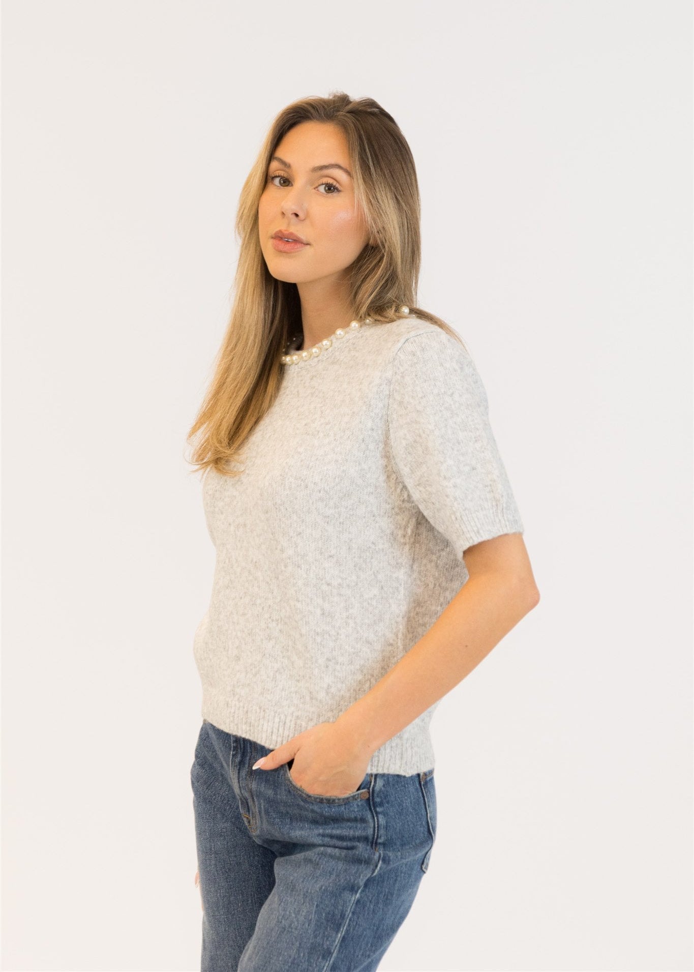Lyla & Luxe Pearl Detail S/S Crew Neck Pull Over Sweater Light Grey