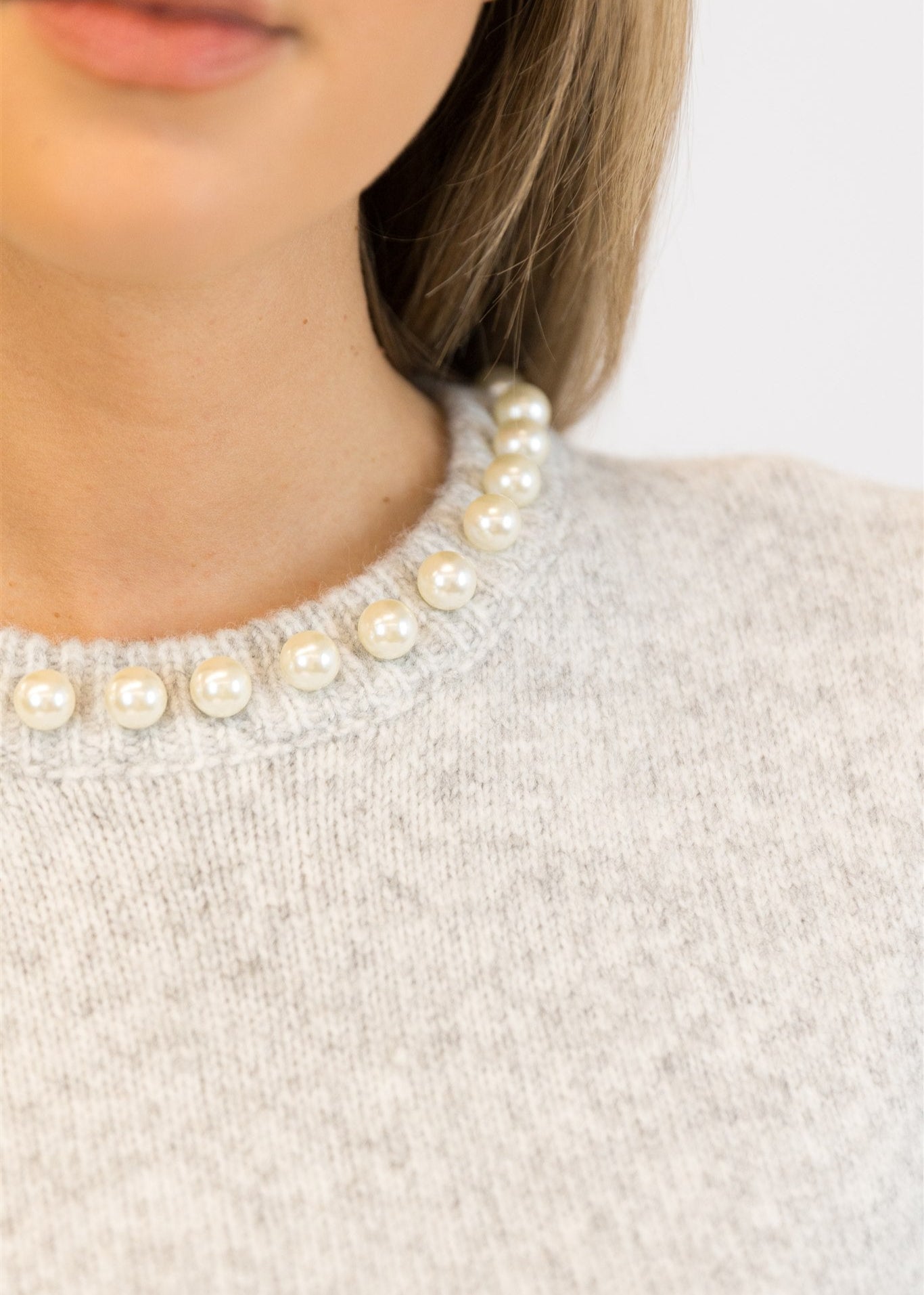 Lyla & Luxe Pearl Detail S/S Crew Neck Pull Over Sweater Light Grey