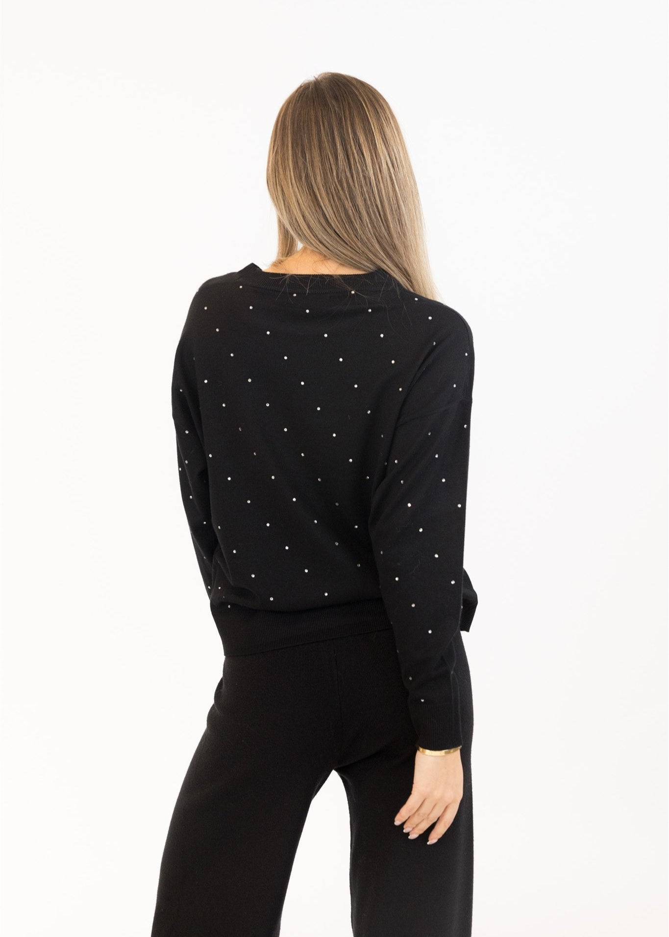 Lyla & Luxe Bianca Crew Neck Pull Over Sweater Black