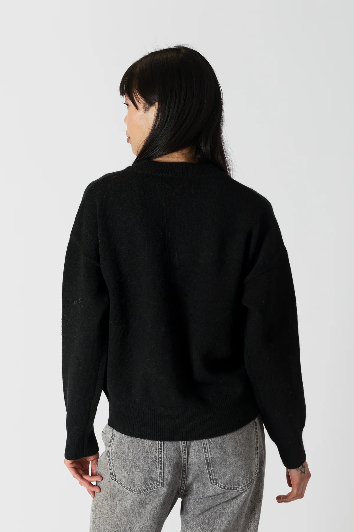 Lyla & Luxe Crewneck W/ Pearl Heart Black