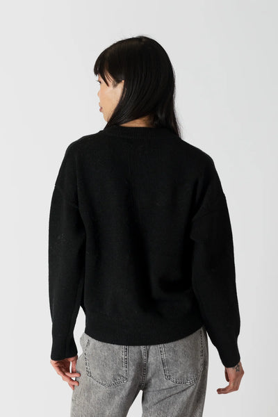 Lyla & Luxe Crewneck W/ Pearl Heart Black