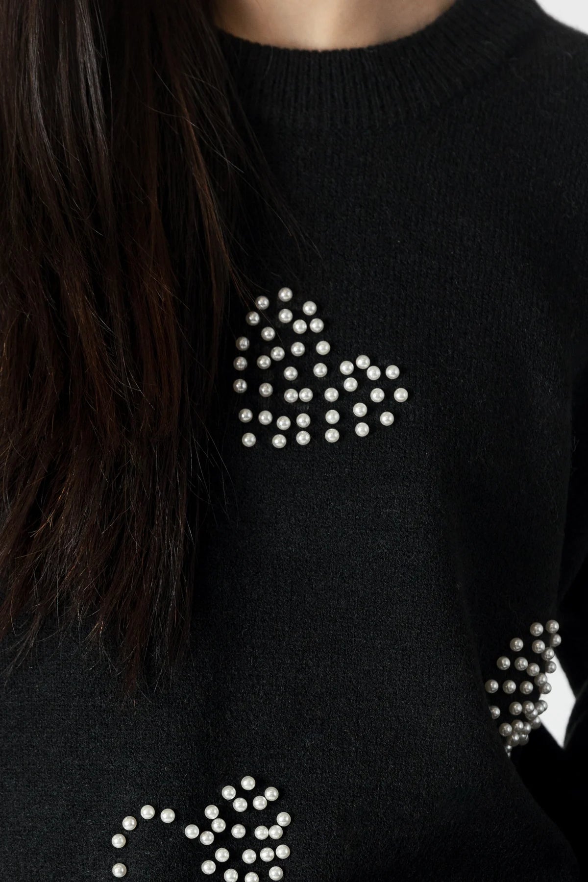 Lyla & Luxe Crewneck W/ Pearl Heart Black