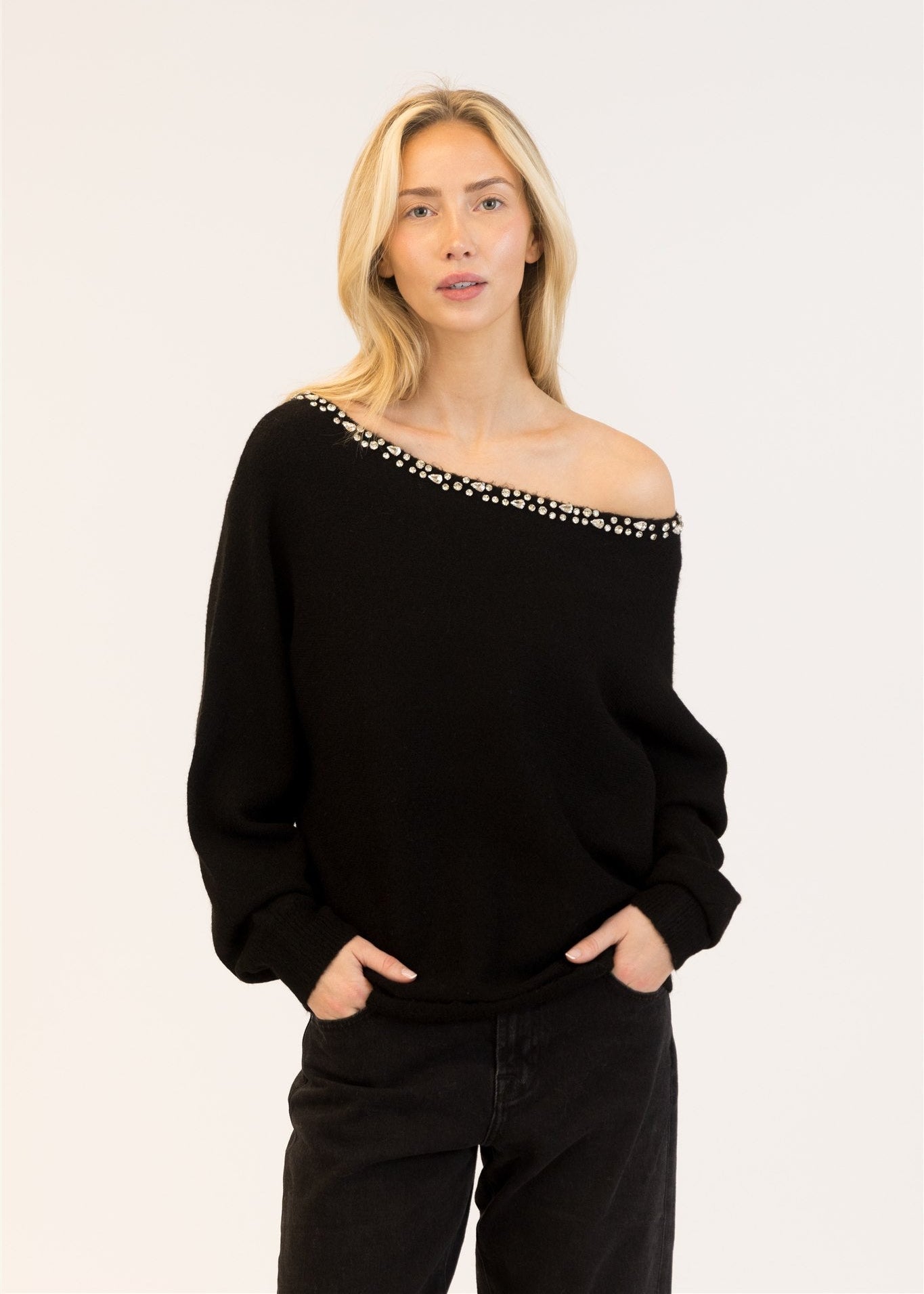 Lyla & Luxe Boatneck Black