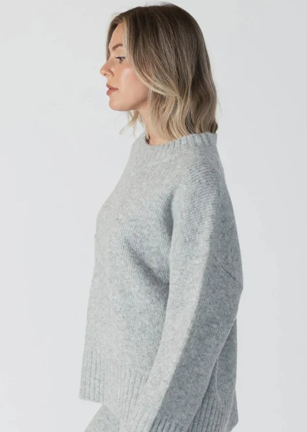Lyla & Luxe Eco Crewneck Sweater w/Pocket Light Grey