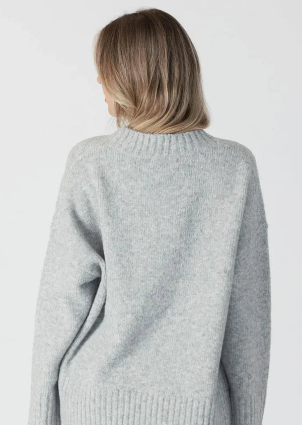 Lyla & Luxe Eco Crewneck Sweater w/Pocket Light Grey