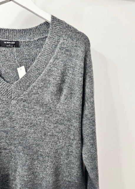The Pink Door basic V-Neck Sweater Charcoal