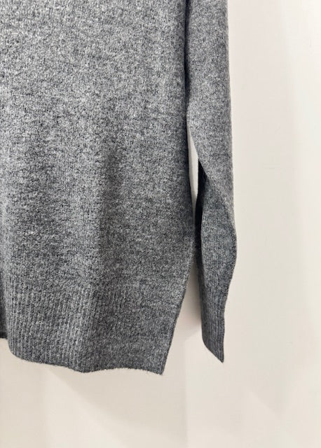 The Pink Door basic V-Neck Sweater Charcoal