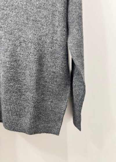 The Pink Door basic V-Neck Sweater Charcoal