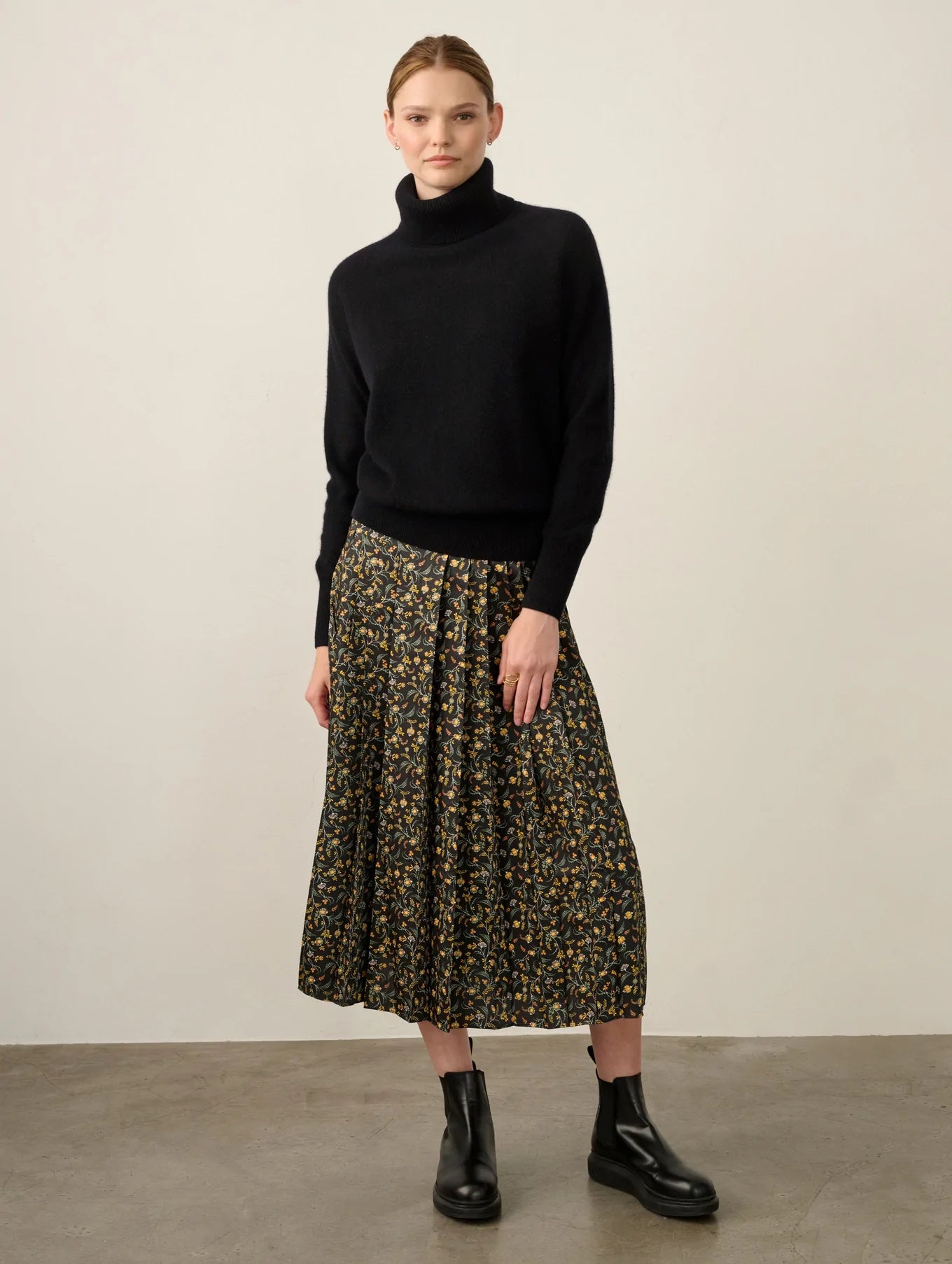 White + Warren Cashmere Essential Turtleneck - Black