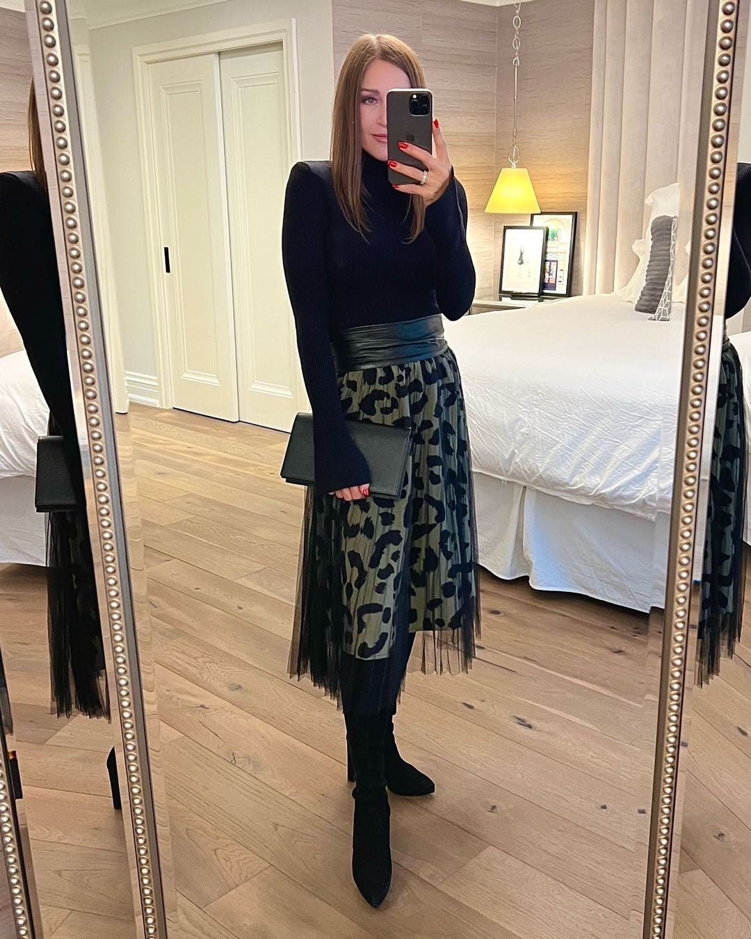The Pink Door Basic Turtleneck w/ Wrist Slit - Black