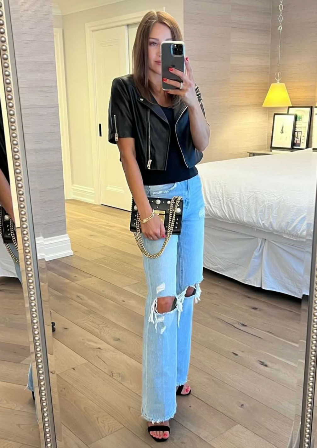 VEVERET Leslie Distressed 90s Vintage Flare - Light Wash