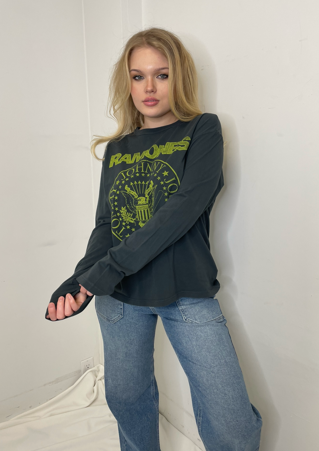 DayDreamer Ramones Crest Crew - Vintage Black